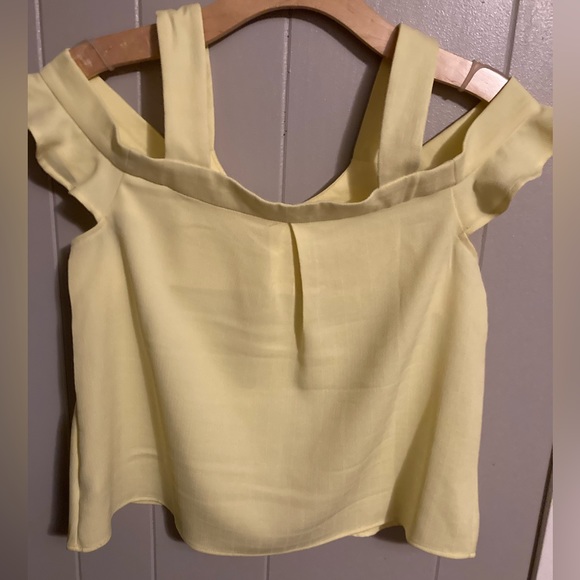 👚(bundle 4 items w/👚for $16) Beautiful soft yellow top - Picture 7 of 9